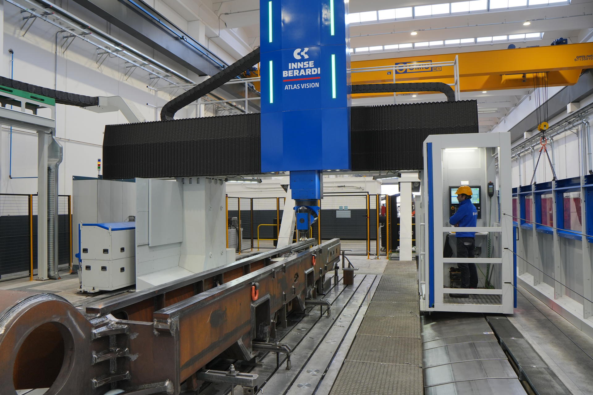 Atlas Vision gantry milling machine with fixed crossbeam for large-scale CNC machining