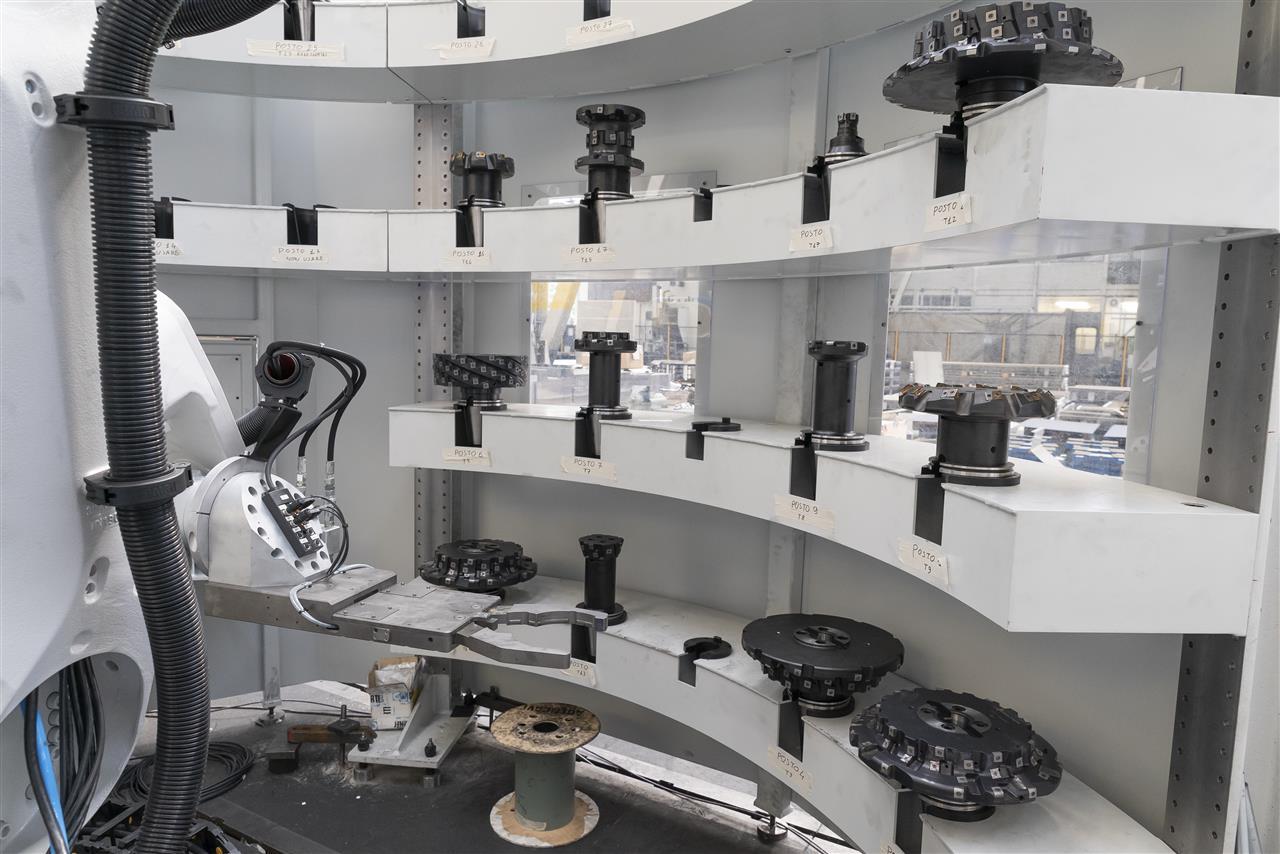 Automatic tool changer magazine for high-productivity CNC machine tools
