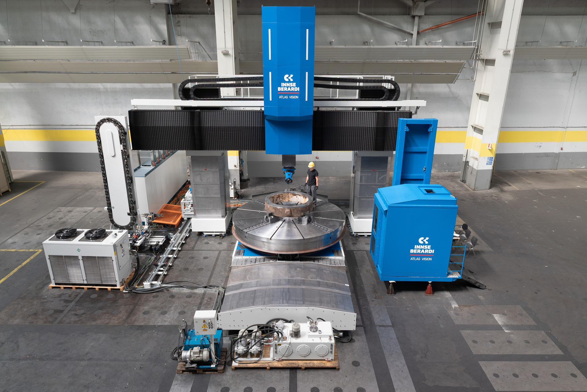 CNC planomiller with working crossrail for large component machining